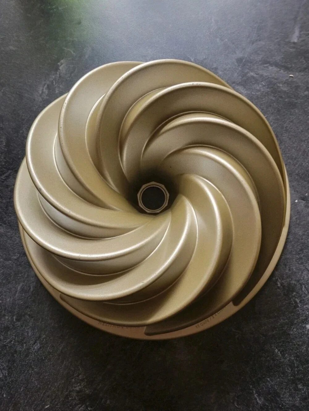 Nordic Ware Heritage Bundt Pan Non Stick Cast Aluminum Swirl 10 Cups 80677